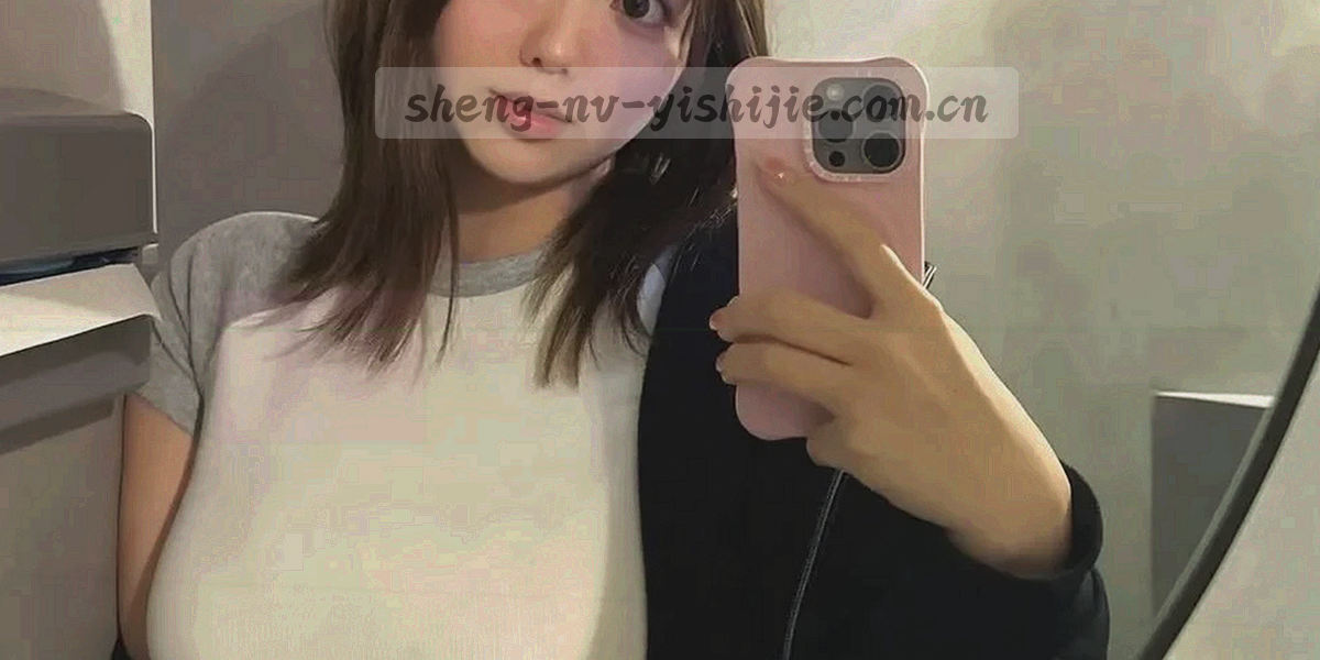 异世界圣女精灵魅魔动漫主视觉：圣女与精灵在紫青色魔法夜空下并肩而立